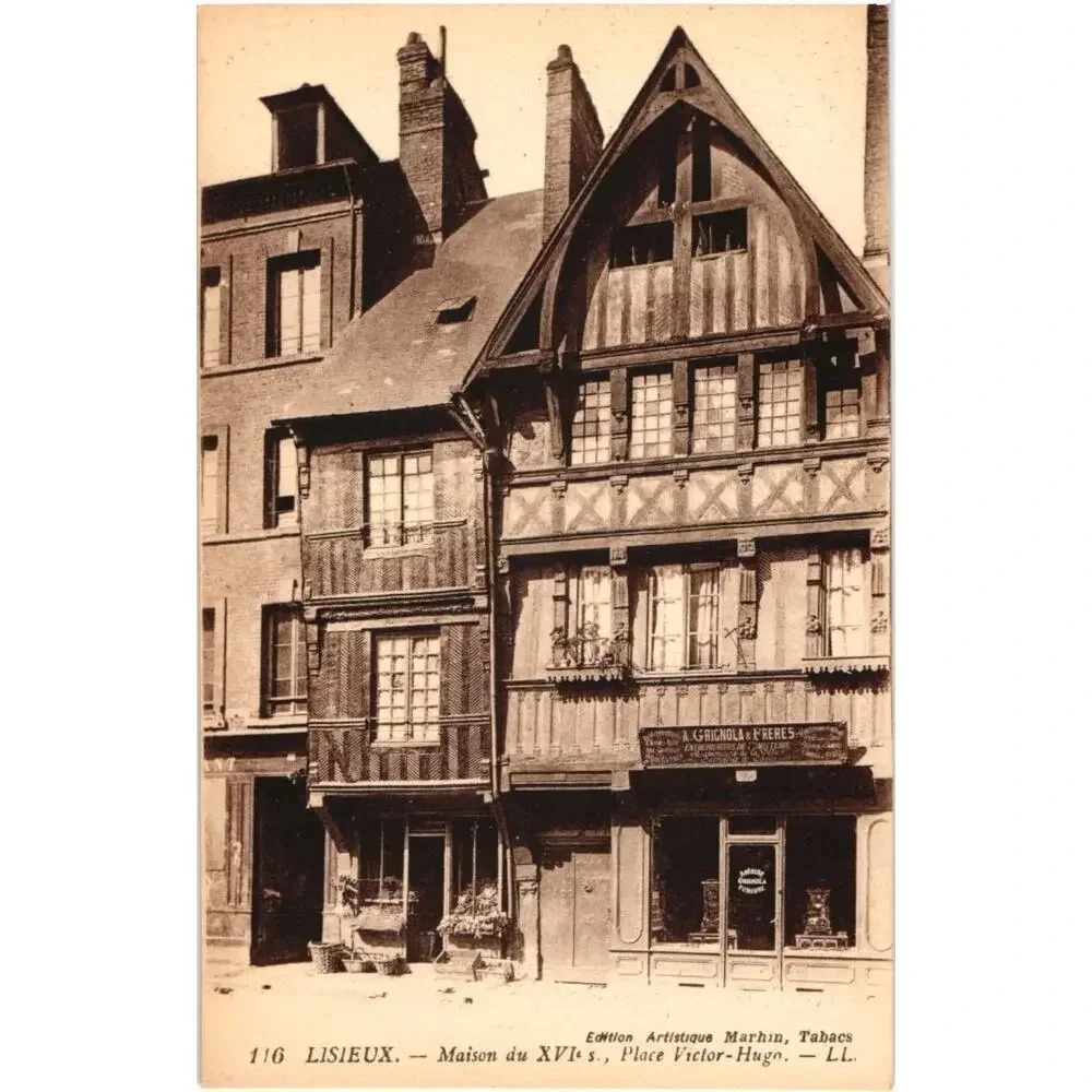 116 LISIEUX. Maison du XVI's, Place Victor-Hugo. LL France Postcard